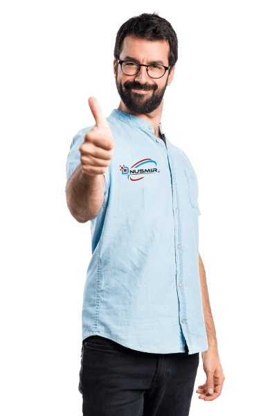 Asesor de Transportes Dnusmir con pulgar arriba, señal de confianza para fletes y transporte de carga