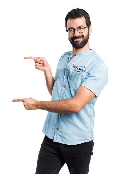 Asesor de Transportes Dnusmir señalando la sección de contacto para cotizar fletes