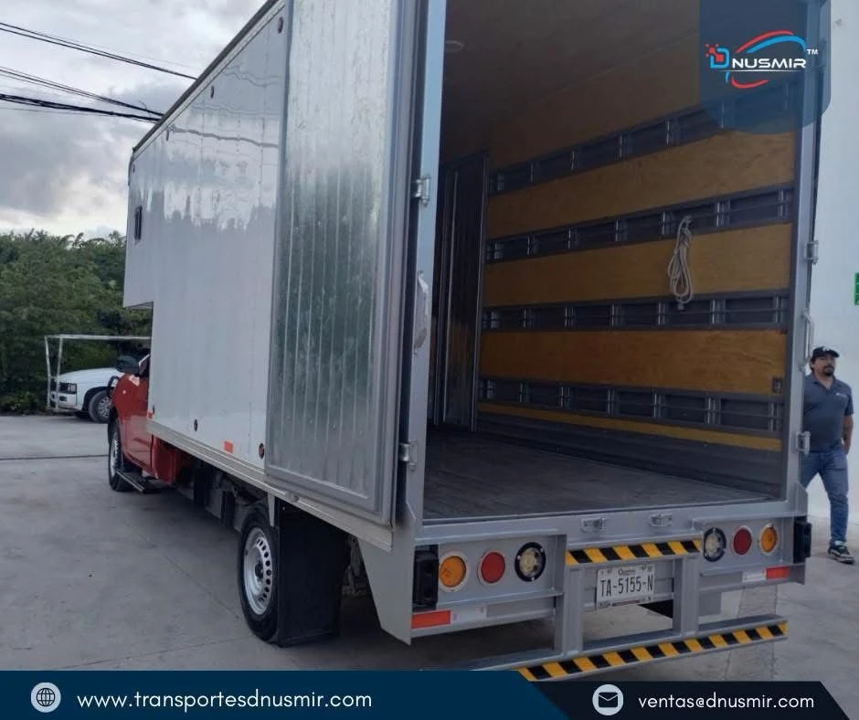 Camioneta con caja seca abierta para servicio de carga y fletes, unidad de Transportes Dnusmir
