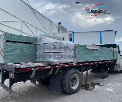 Transporte de material de construcción en plataforma con carga asegurada para flete nacional (Transportes Dnusmir)