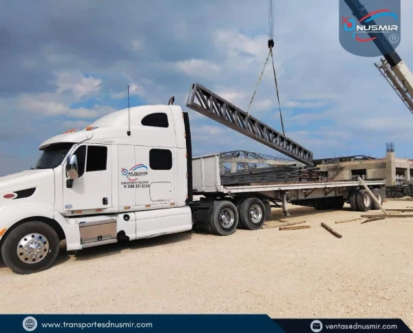 Flete en plataforma para traslado de estructura metálica con grúa en obra (Transportes Dnusmir)