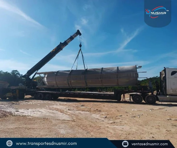 Grúa realizando maniobra de izaje de carga sobredimensionada sobre plataforma para transporte especializado, Dnusmir México