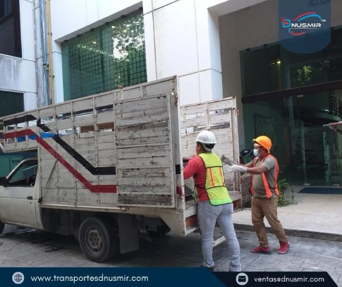Personal realizando recolección de mercancía para flete local con camioneta de carga (Transportes Dnusmir)