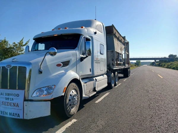 Tractocamión con plataforma en carretera para fletes y transporte de carga, Dnusmir México