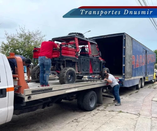 Carga de maquinaria en plataforma durante un flete en Cancún (Transportes Dnusmir)